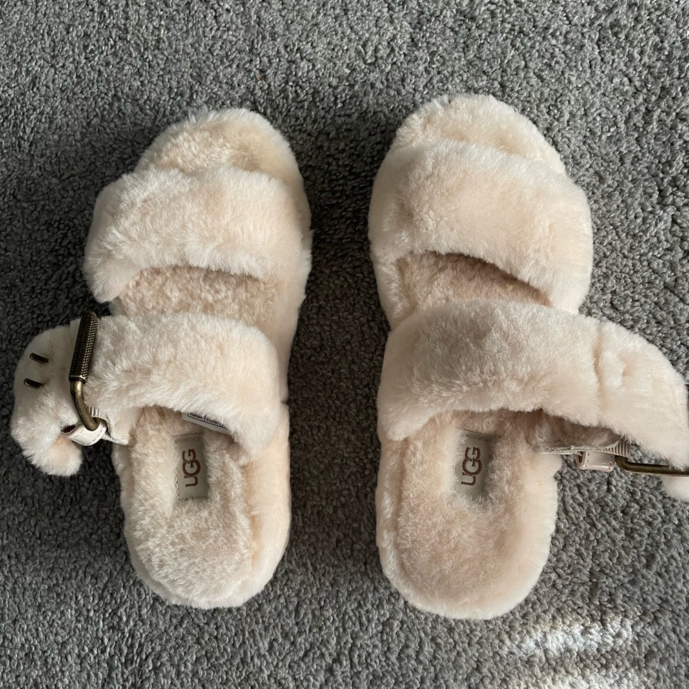 Ugh fuzzy slippers size 6